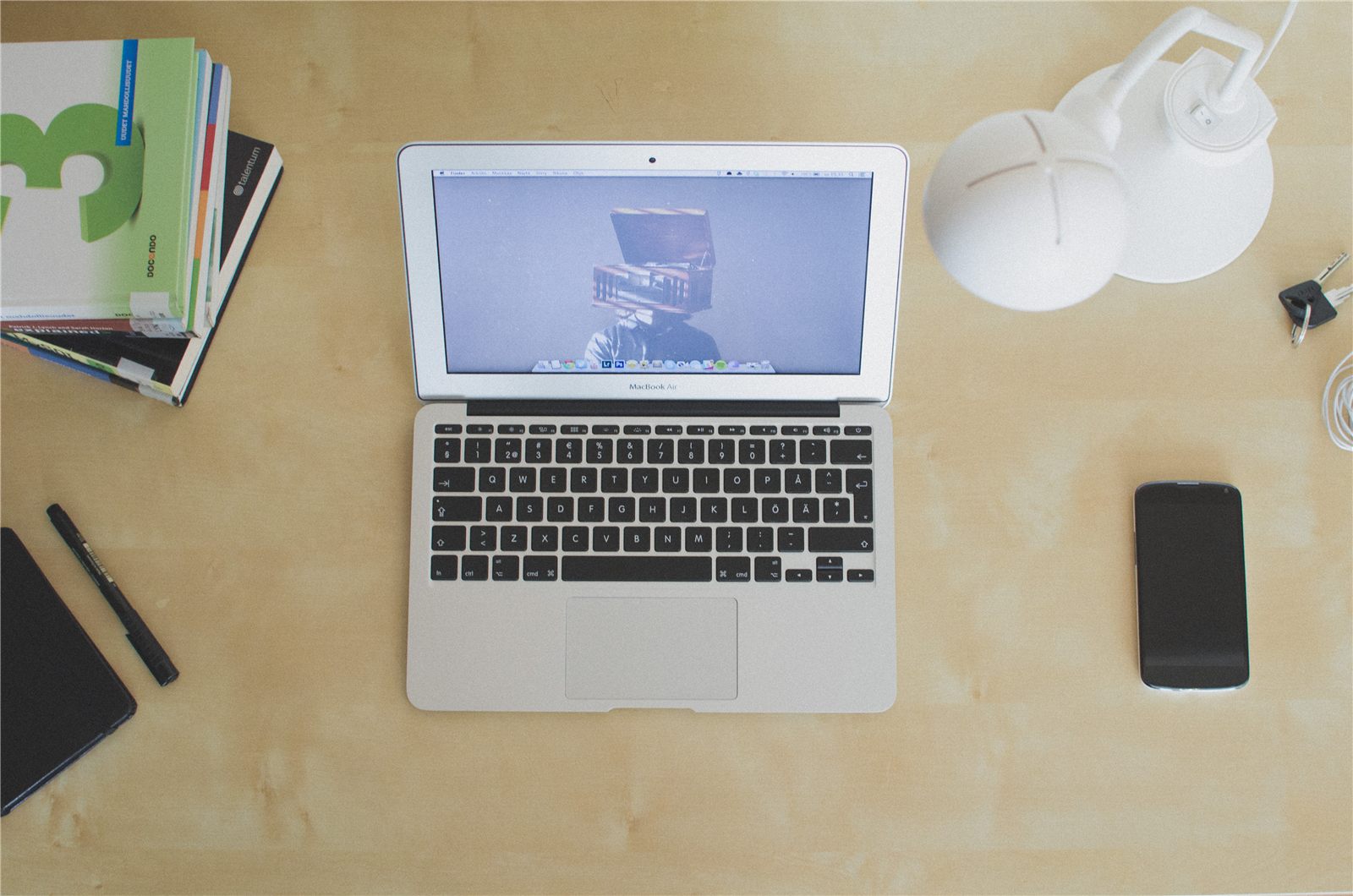 thiết kế website tự làm hay thuê - hình minh họa