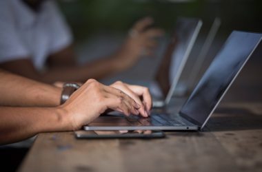 Thiết Kế Website Tự Làm Hay Thuê? So Sánh Chi Tiết Ưu Nhược Điểm