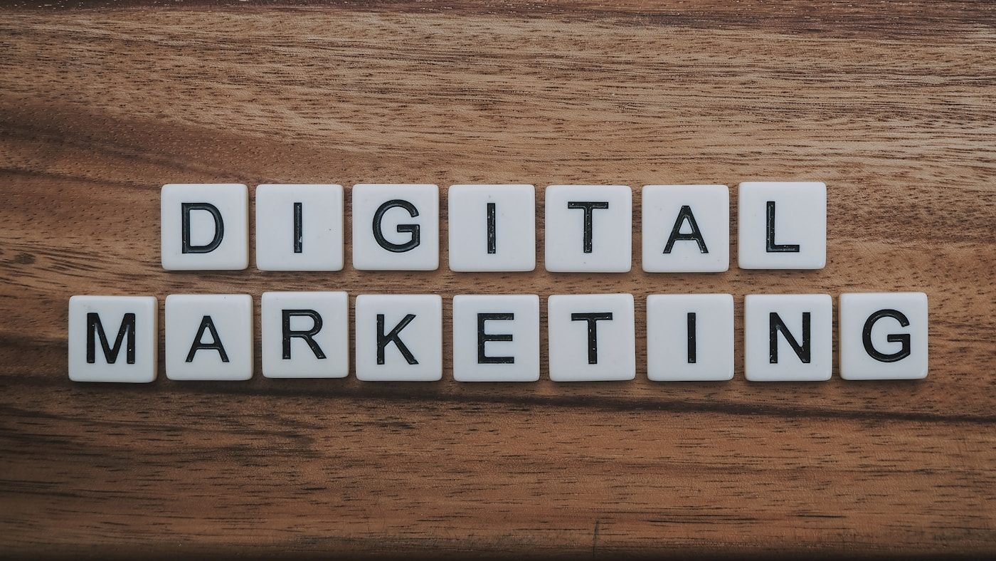Đội ngũ triển khai chiến dịch marketing và tối ưu landing page