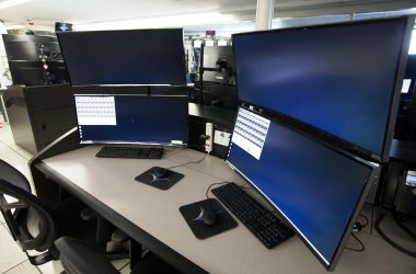 Hosting Việt Nam Vs Hosting Nước Ngoài: Nên Chọn Đặt Server Ở Đâu?