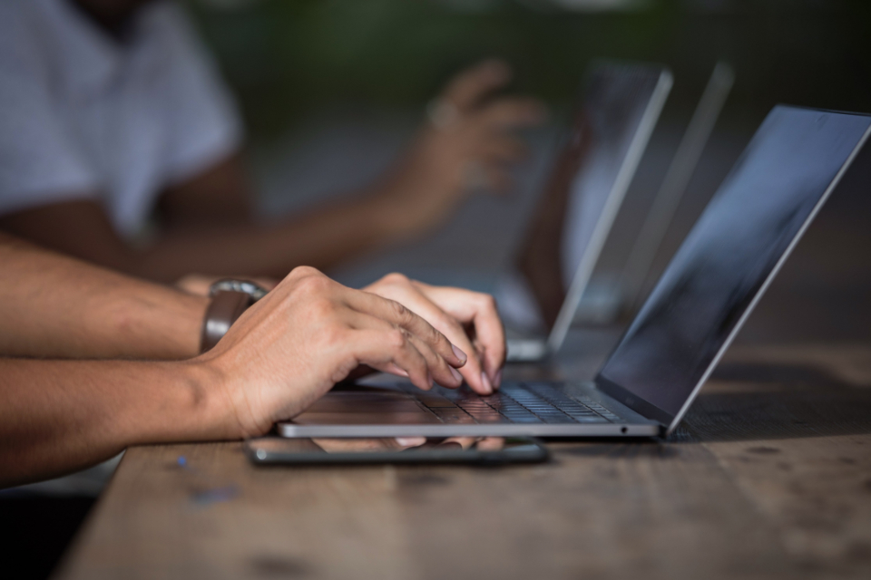 thuê agency hay freelancer thiết kế website