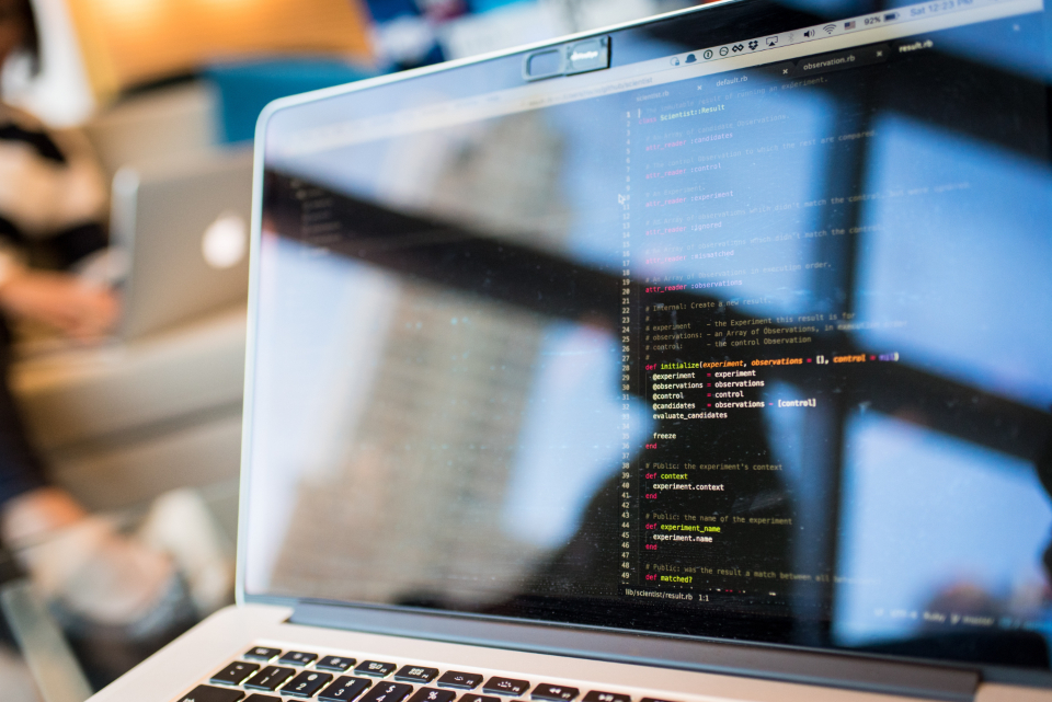 thiết kế web bằng AI vs thuê agency - công cụ AI tạo website